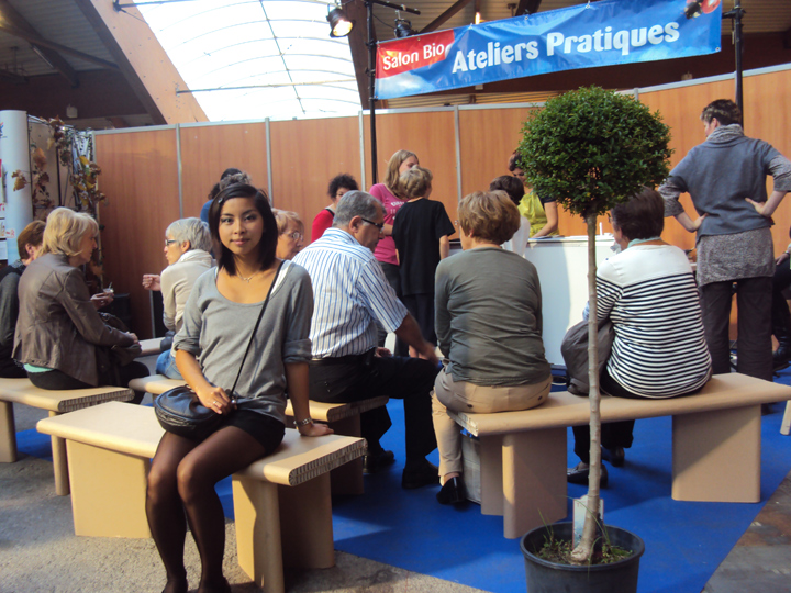 Moi assise sur un banc en carton écolo ^^